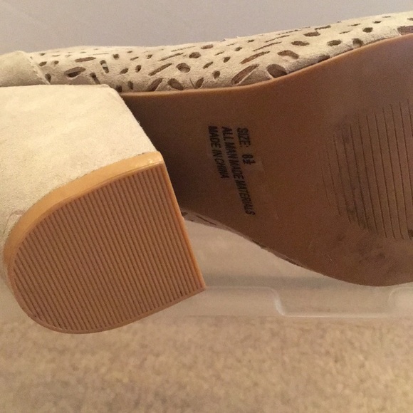 Light grey faux suede bootie - Picture 3 of 4